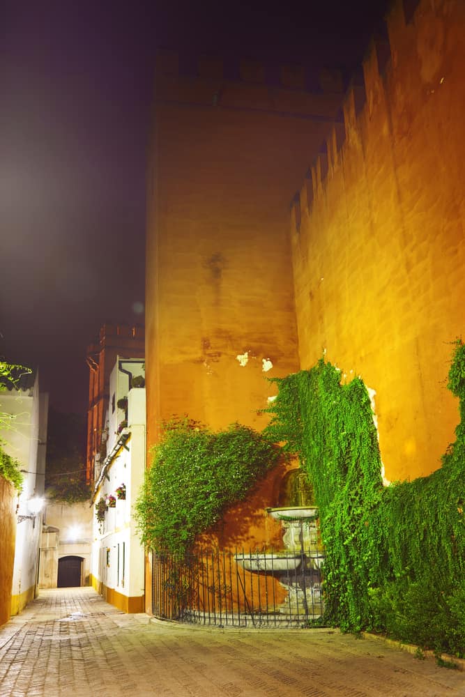 Callejon del Agua i Sevilla - Spanien