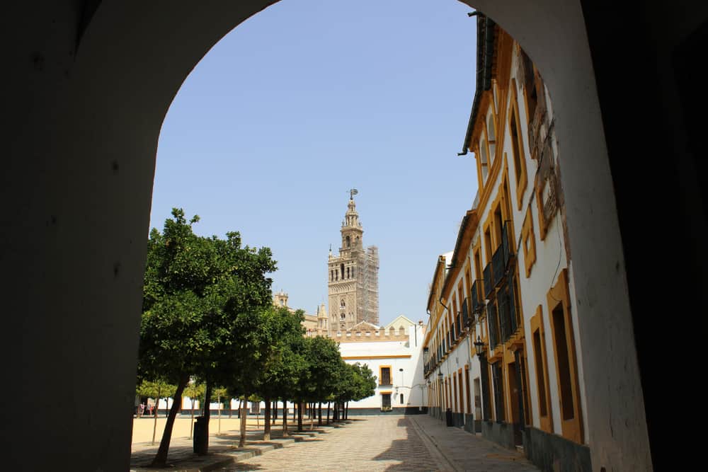Patio de Banderas i Sevilla - Spanien