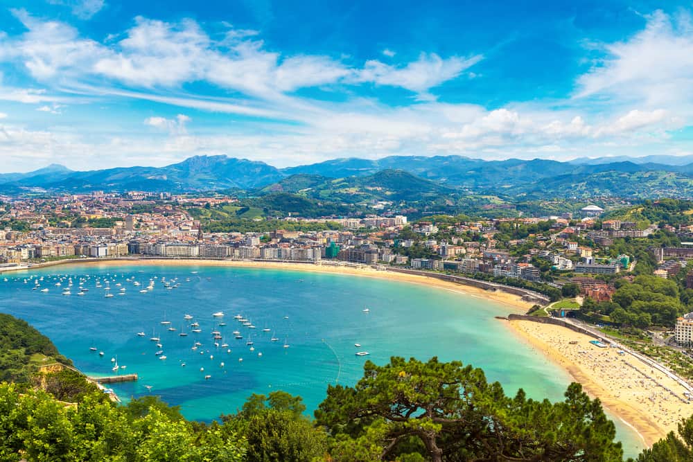 Badebyen San Sebastian i Spanien