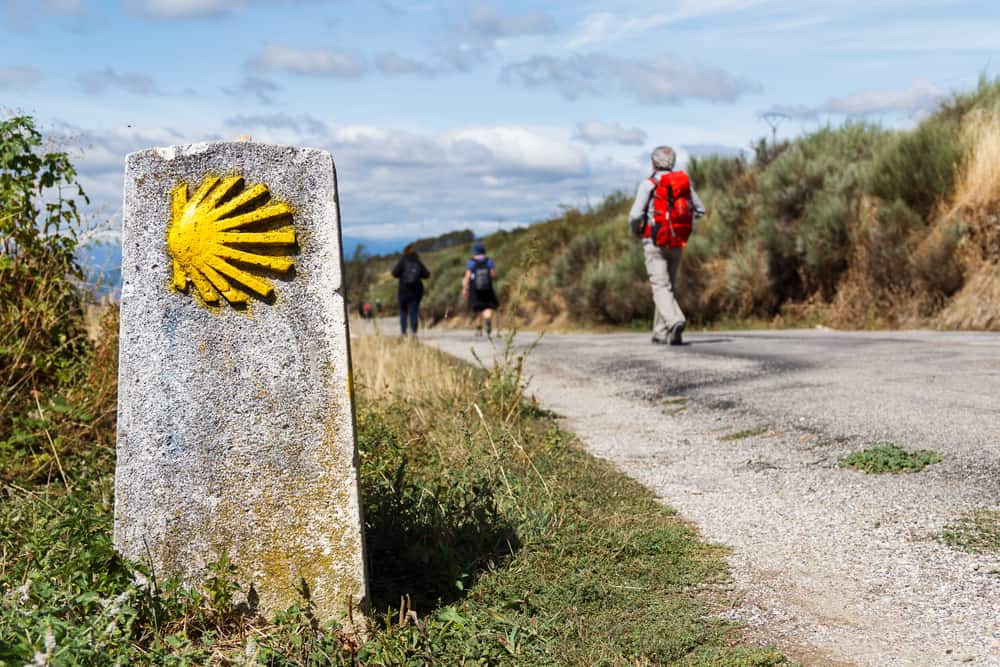 Markering med gul kammuslingskal på vejen til Santiago de Compostela.